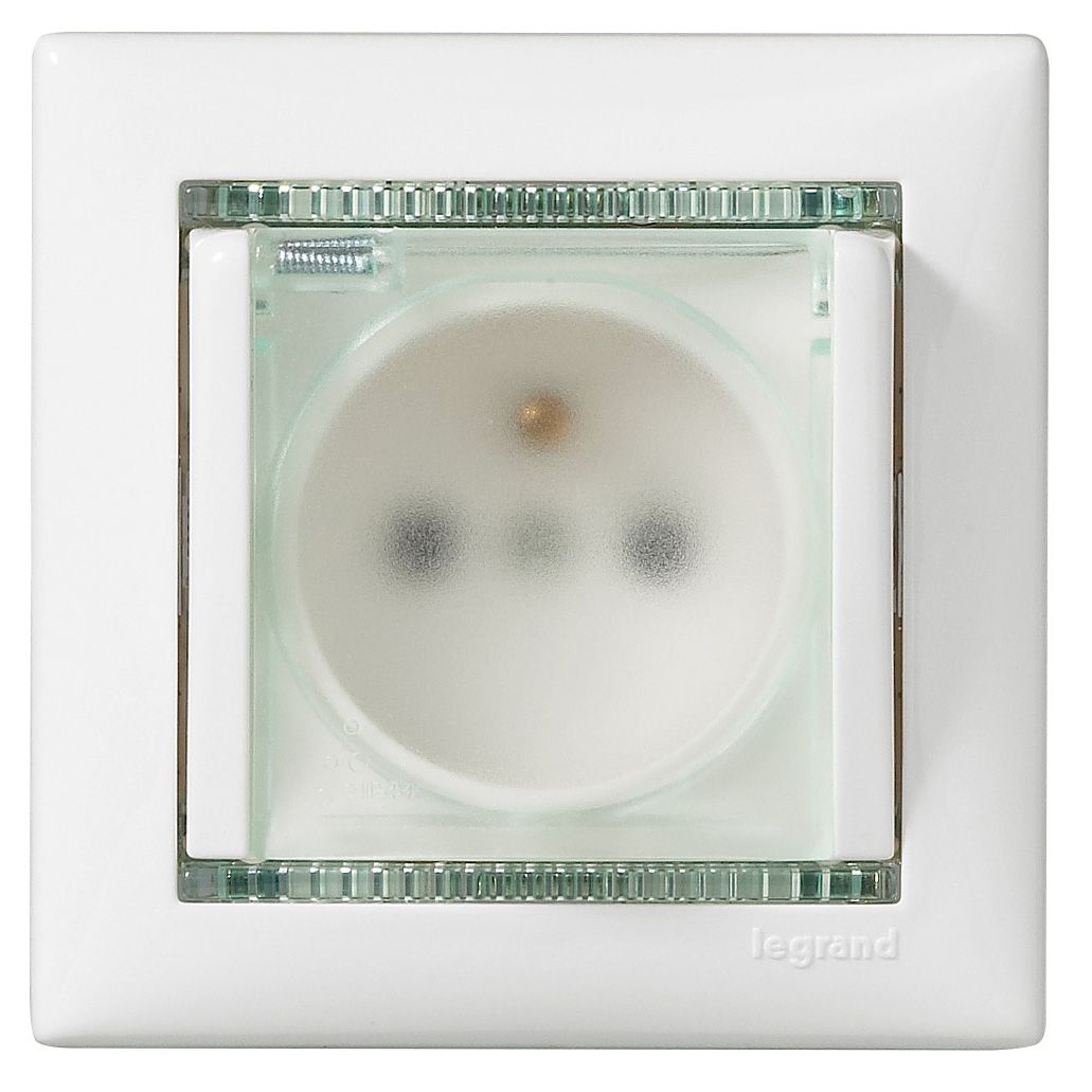 Legrand Valena IP44 Legrand 2p+F csatlakozóaljzat csapófedéllel, fehér