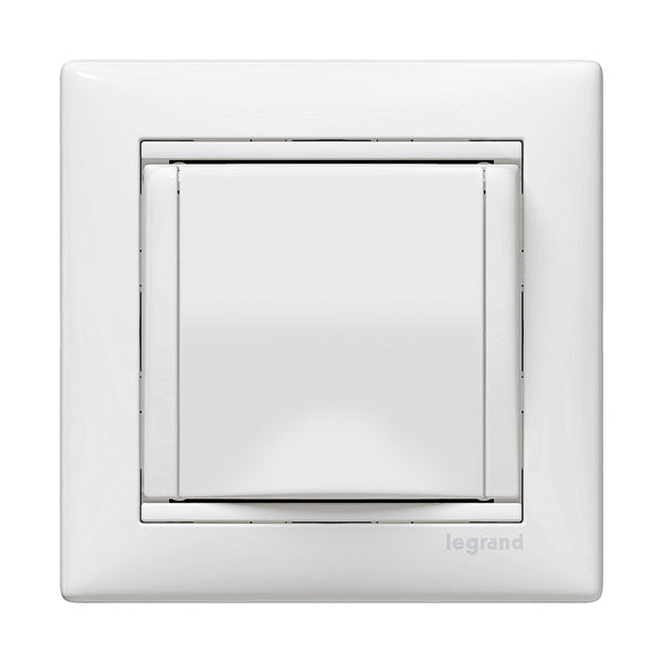Legrand Valena Legrand 2p+F csatlakozóaljzat csapófedéllel, fehér