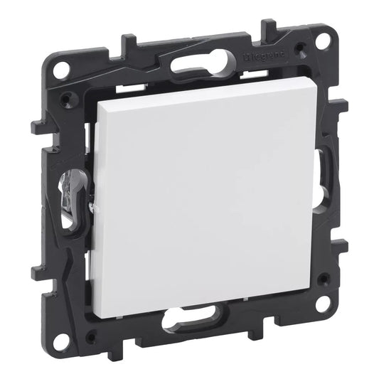 LEGRAND Niloé Step fehér N101 egypólusú nyomó, 6A 863109