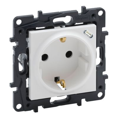 LEGRAND Niloé Step 2P+F + USB-C kombinált csatlakozóaljzat (rugós), biztonsági zsaluval, fehér 863126