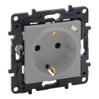 LEGRAND Niloé Step alumínium 2P+F + USB-C kombinált csatlakozóaljzat (rugós), biztonsági zsaluval 863326
