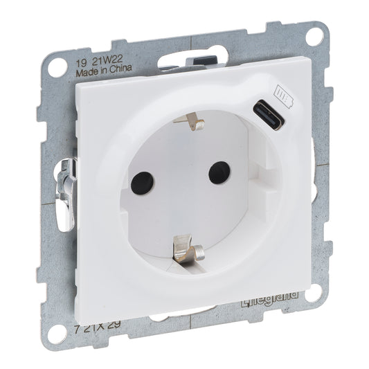 LEGRAND Suno fehér 2P+F GYV + USB-C csatlakozóaljzat (rugós), biztonsági zsaluval, keret nélkül 721129