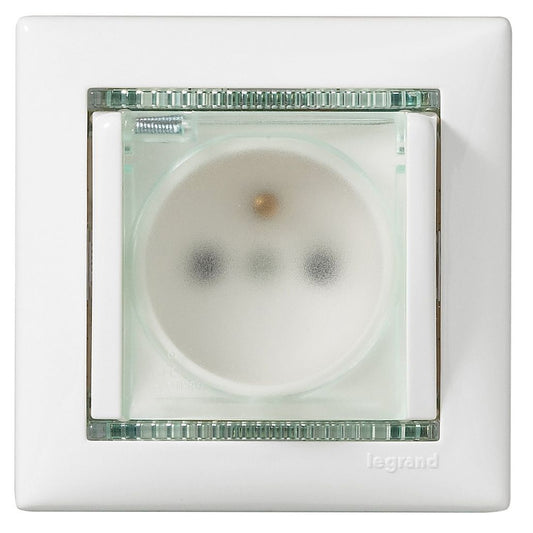Legrand Valena IP44 Legrand 2p+F csatlakozóaljzat csapófedéllel, fehér