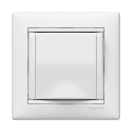 Legrand Valena Legrand 2p+F csatlakozóaljzat csapófedéllel, fehér