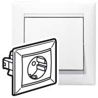 Legrand Valena Legrand 2p+F csatlakozóaljzat monoblokk, fehér
