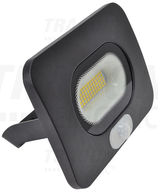 Tracon LED reflektor, RSMDLM széria Ferkete  Mozgásérzékelővel 30W, 4000K, IP65, 220-240V AC, 2700lm, 110°, 3-10m, EEI=F